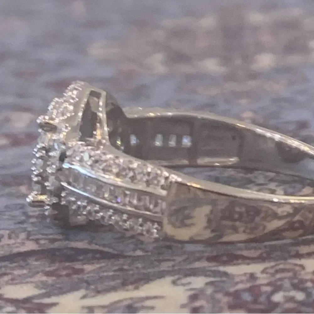 Round cluster ring   Size 10. Vintage style setting . Rhodium over silver